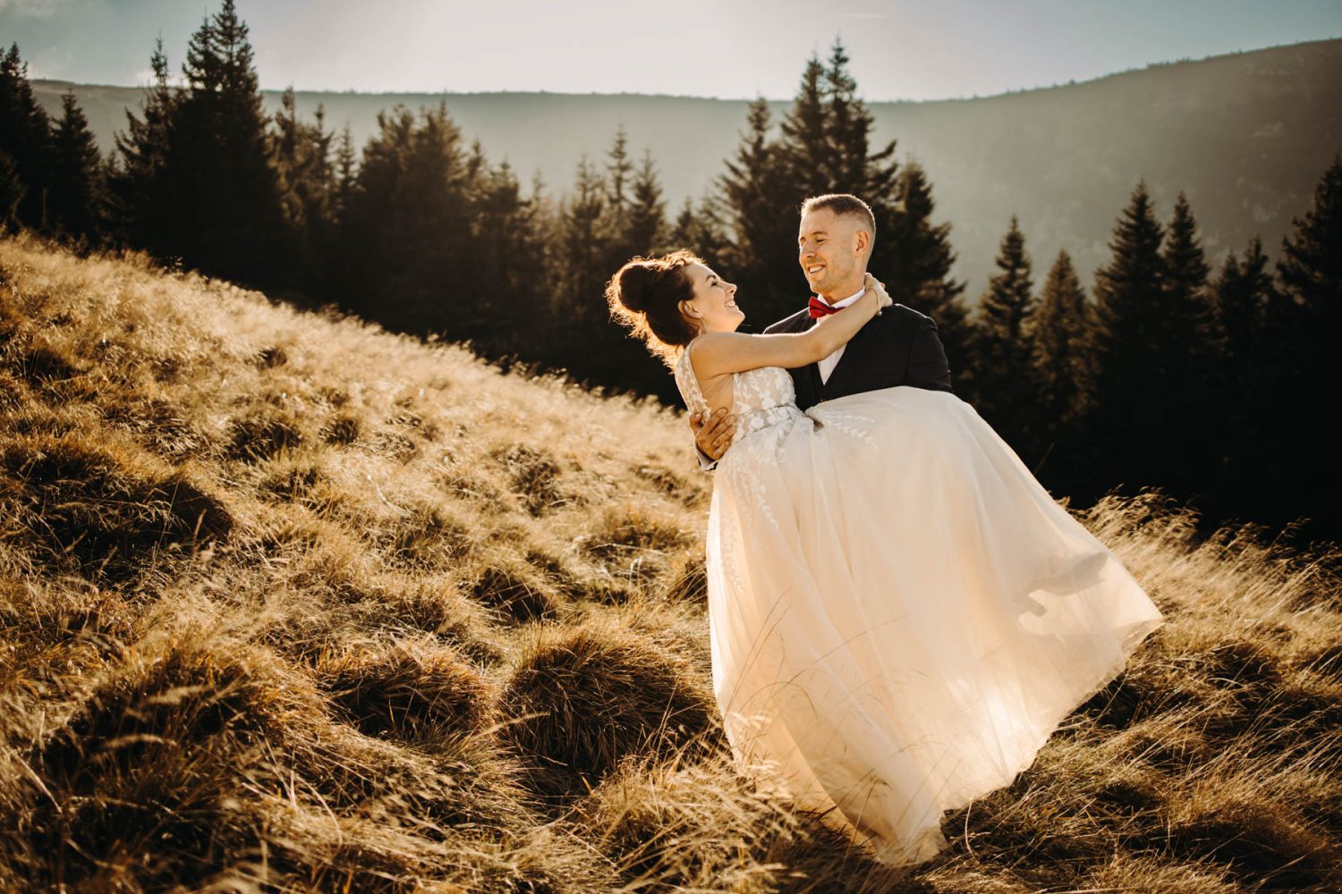 Para Młoda w Karkonoszach na sesji zdjęciowej w jesiennym słońcu z widokiem na góry fotograf Zielona Góra