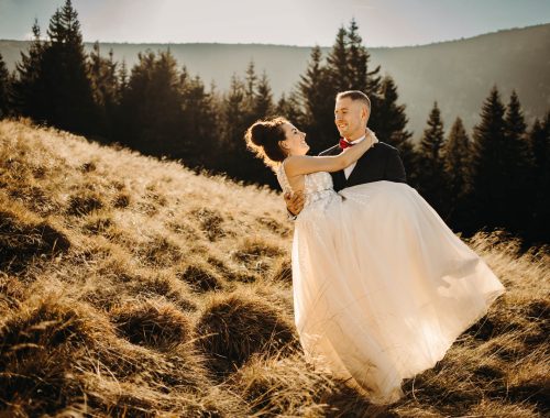 Para Młoda w Karkonoszach na sesji zdjęciowej w jesiennym słońcu z widokiem na góry fotograf Zielona Góra
