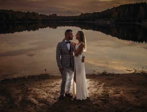 Para Młoda na fotograficznej sesji w plenerze z widokiem na jezioro i zachodem słońca fotograf Zielona Góra