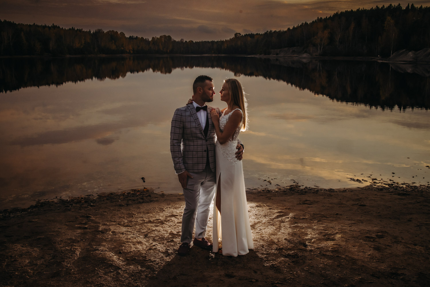 Para Młoda na fotograficznej sesji w plenerze z widokiem na jezioro i zachodem słońca fotograf Zielona Góra