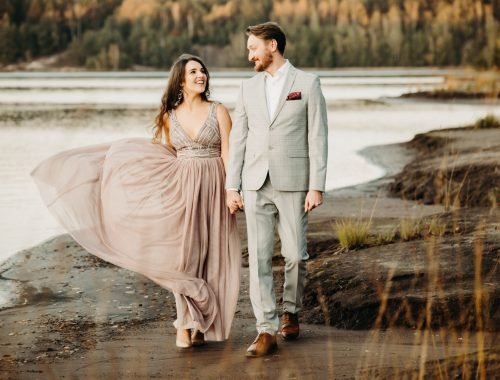 Para zakochanych na fotograficznej sesji plenerowej z widokiem na jezioro w tle