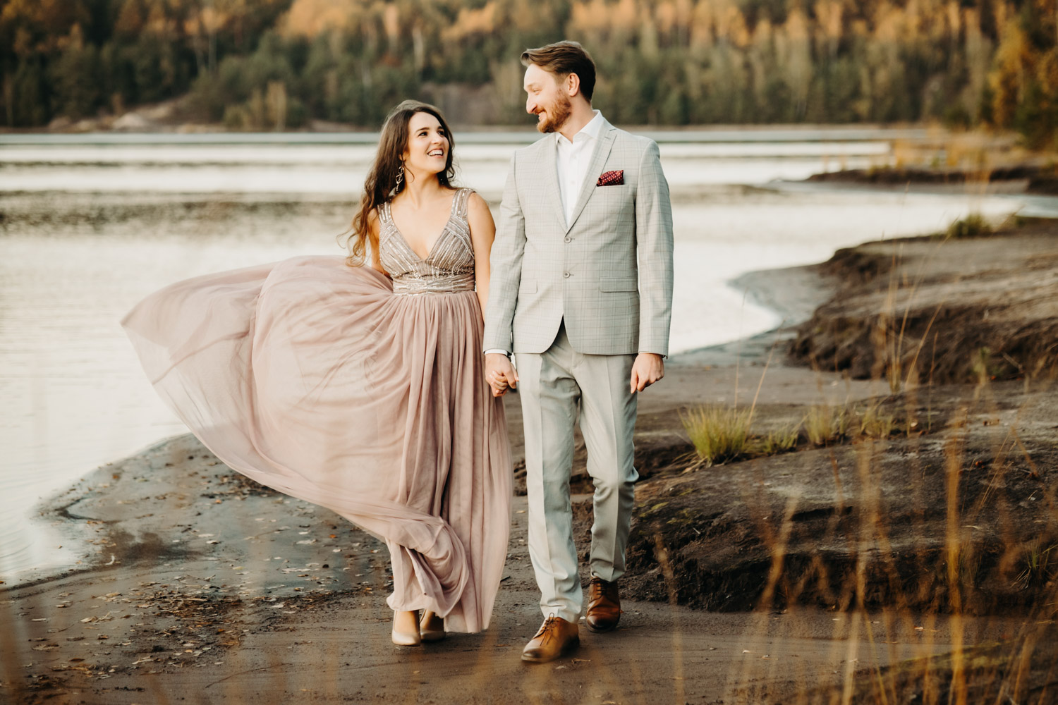 Para zakochanych na fotograficznej sesji plenerowej z widokiem na jezioro w tle