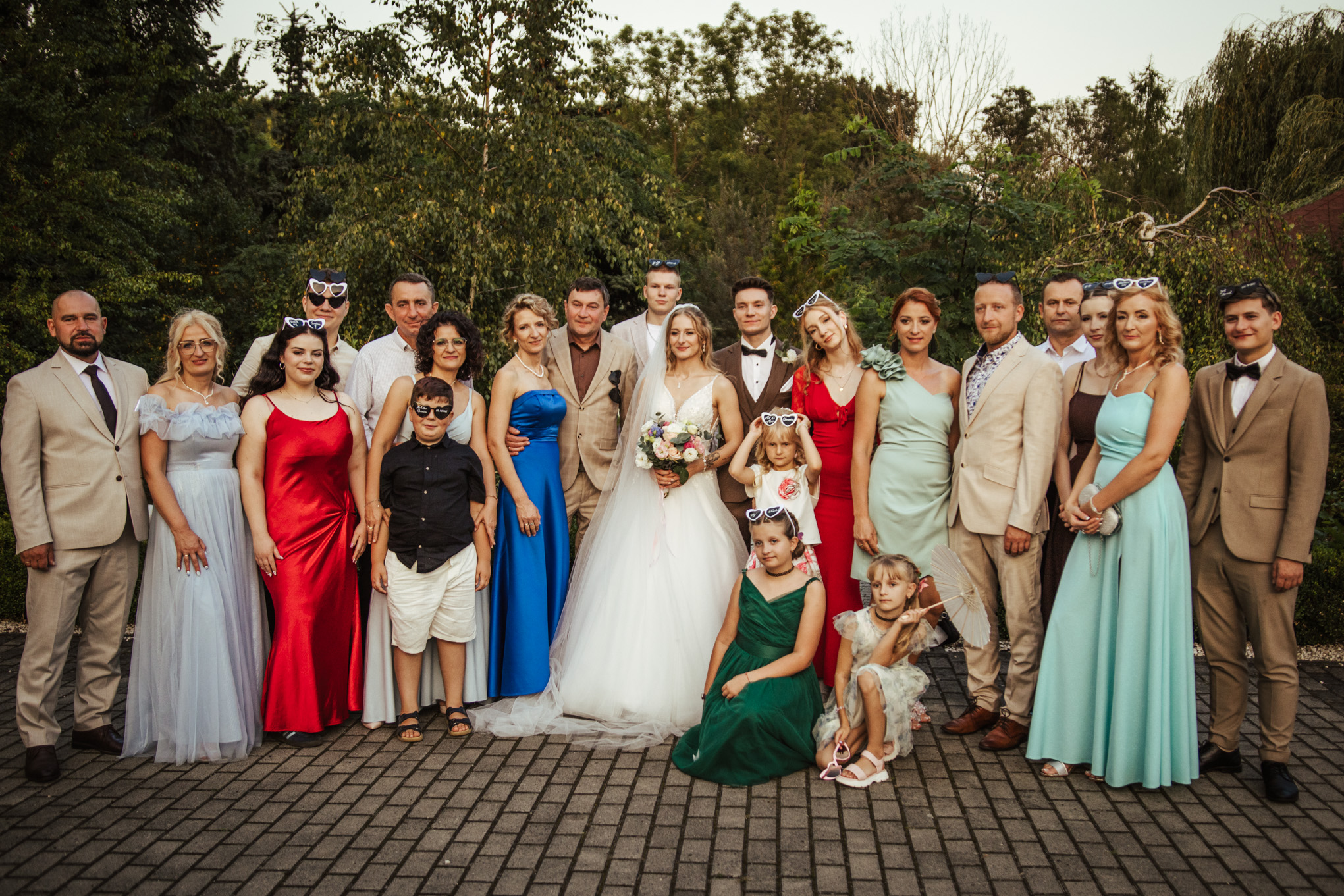 Zdjęcia grupowe Patrycji i Bartka na weselu