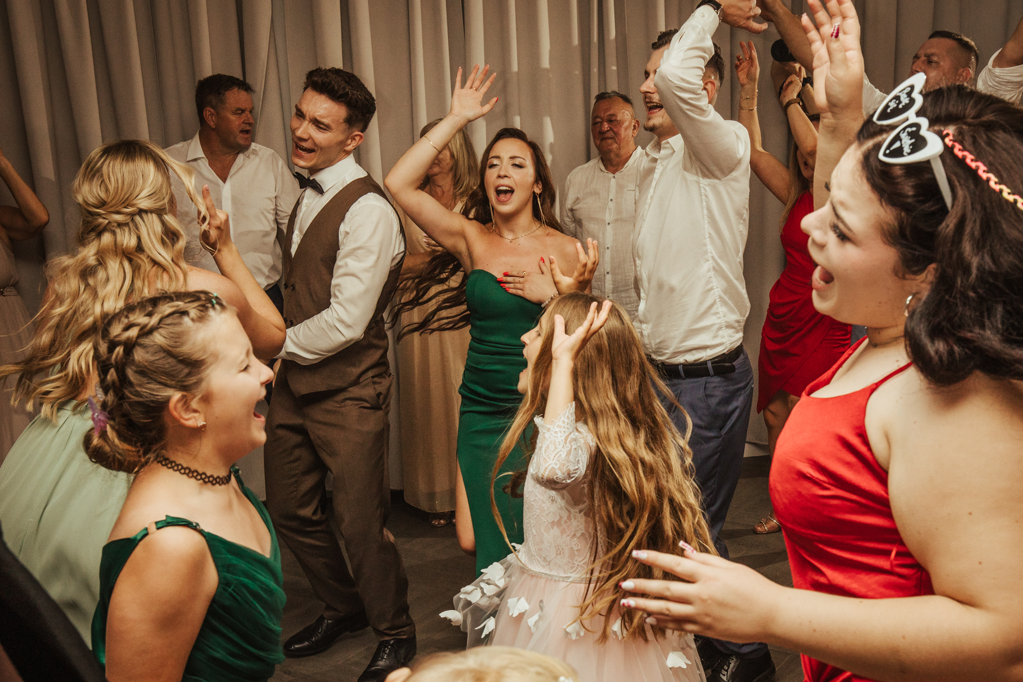 Bartek śmiejący się z gośćmi – ciepła atmosfera wesela koło Polkowic