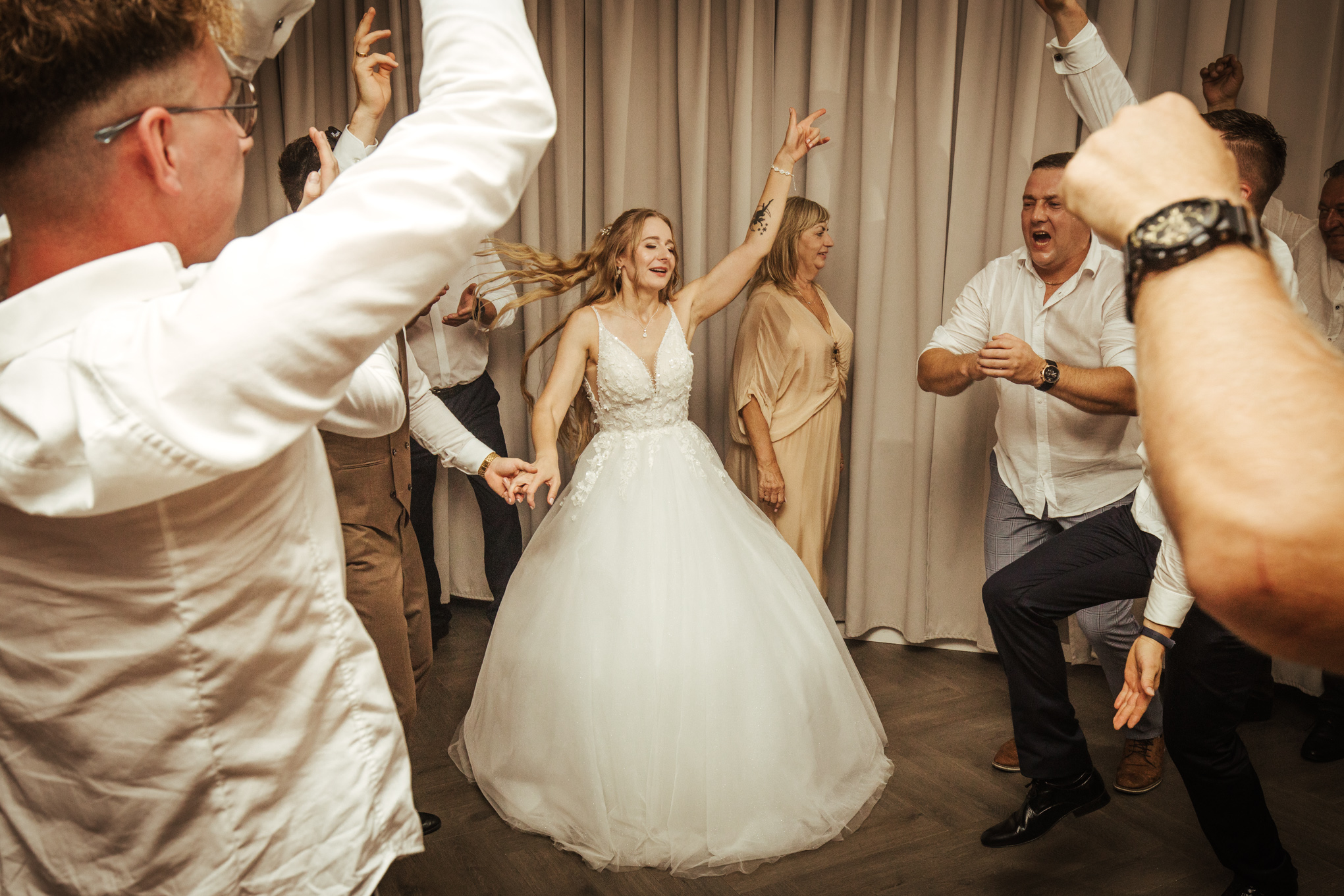 Radość Patrycji i Bartka na weselu – sierpień, Radwanice 2025