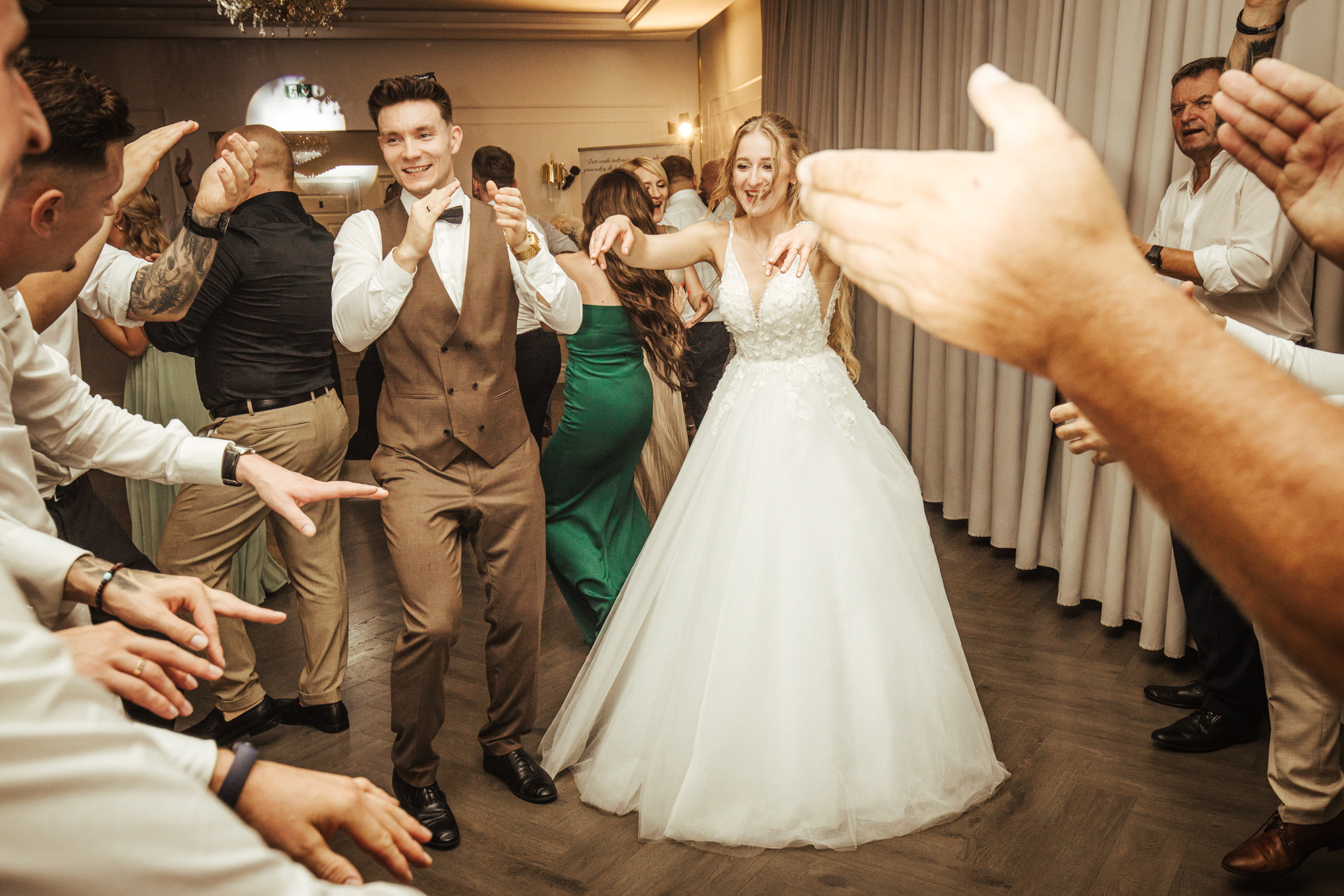 Patrycja i Bartek śmiejący się z gośćmi – ciepła atmosfera wesela koło Polkowic