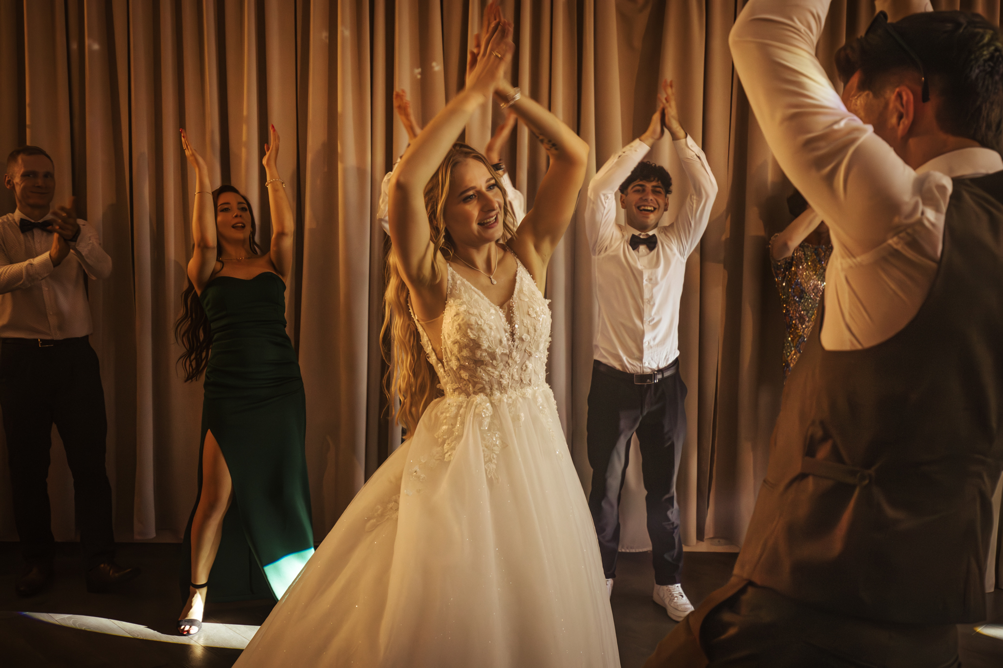 Uśmiechnięci Patrycja i Bartek na sali weselnej – sierpień 2025, okolice Głogowa