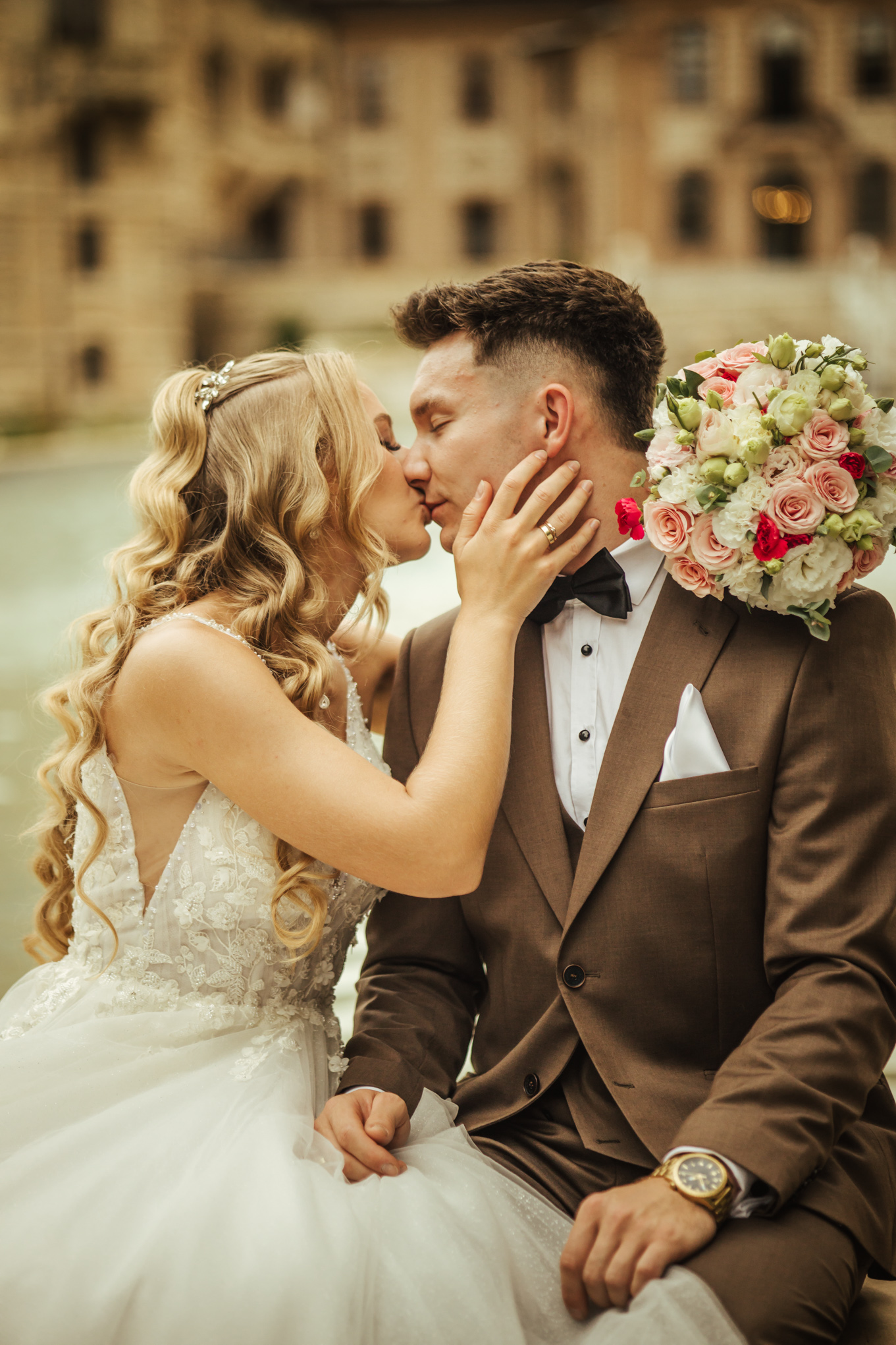 Namiętny pocałunek Patrycji i Bartka w ogrodzie Zamku Moszna – jesień 2025