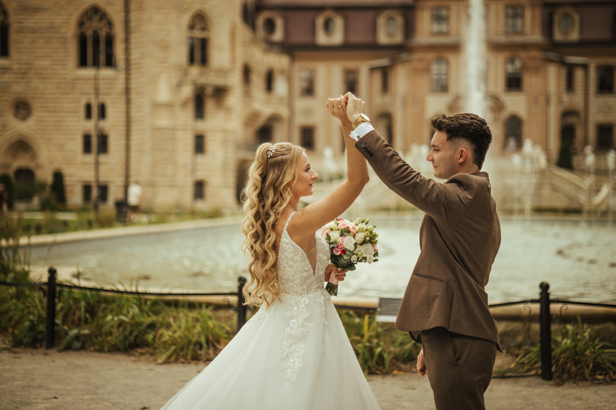 Fontanna i para młoda w tle zamkowych murów – sesja poślubna Patrycji i Bartka, październik 2025