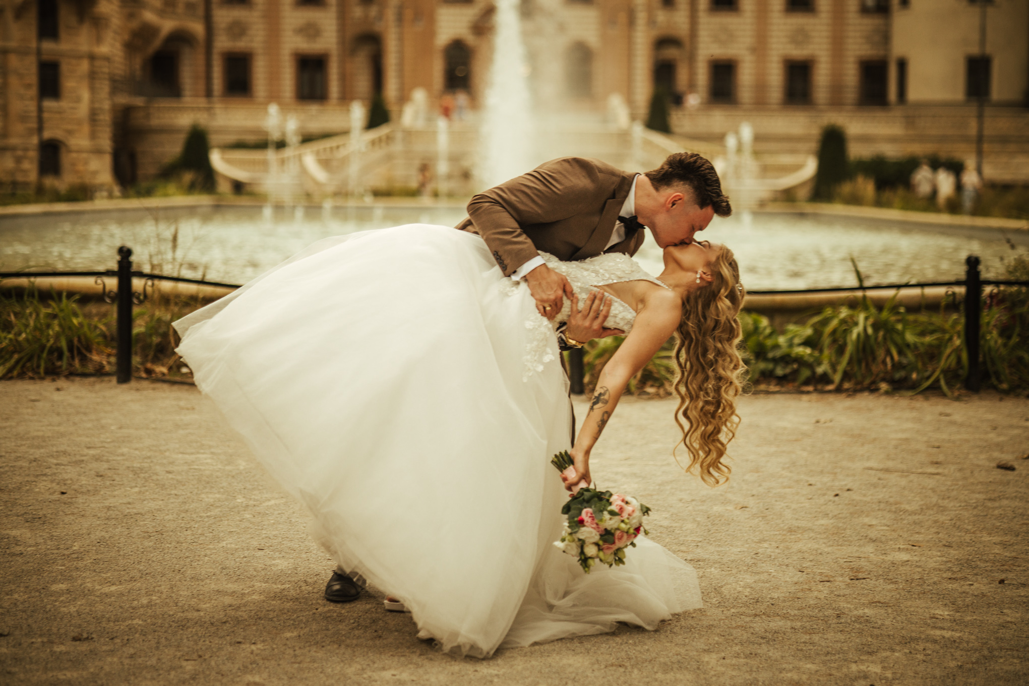 Emocjonalny moment przy fontannie – Patrycja i Bartek podczas sesji poślubnej jesienią 2025