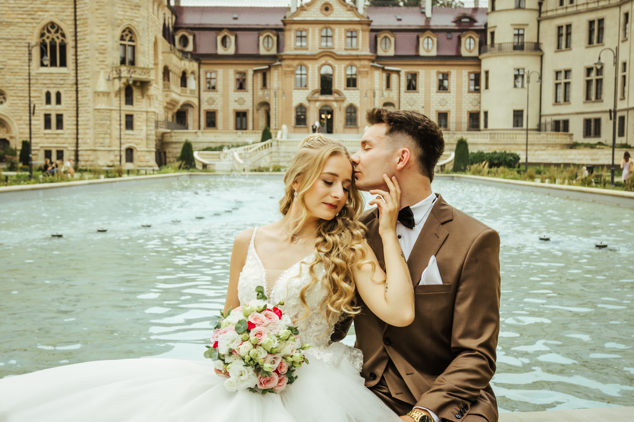 Czuły pocałunek w czoło Patrycji i Bartka przed Zamkiem na fontannie 2025