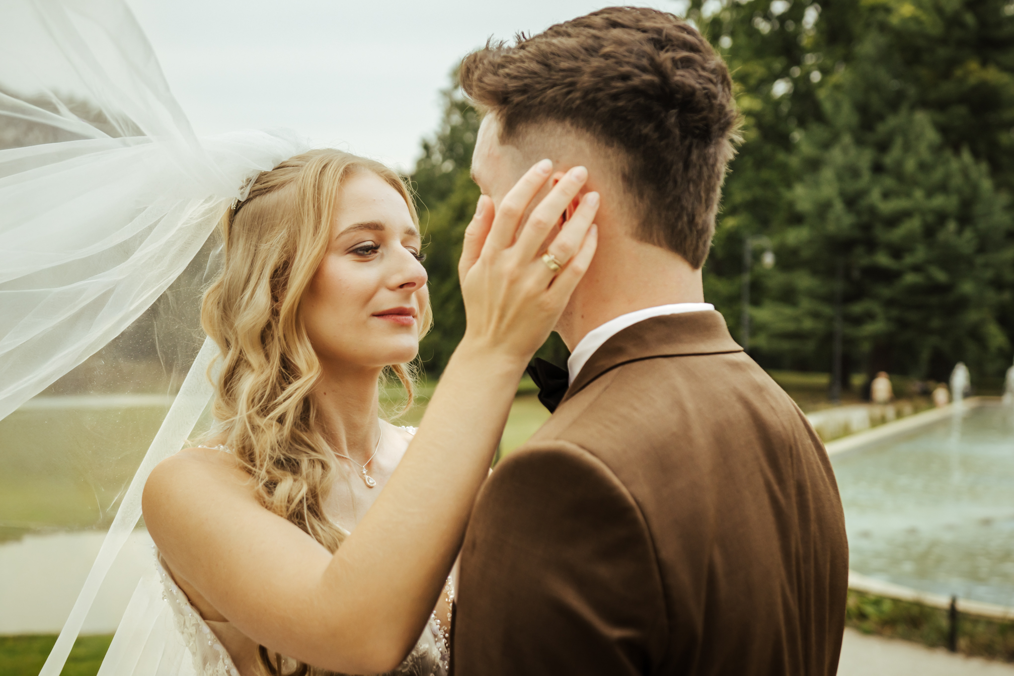 Romantyczne spojrzenia Patrycji i Bartka w urokliwej scenerii zamku 2025