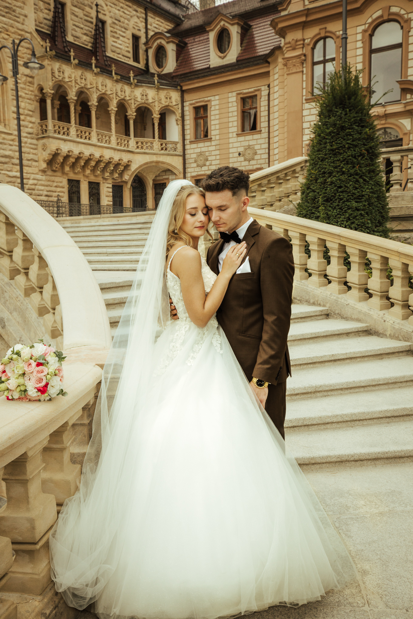 Mocno przytuleni Patrycja i Bartek na schodach na sesji zdjęciowej 2025