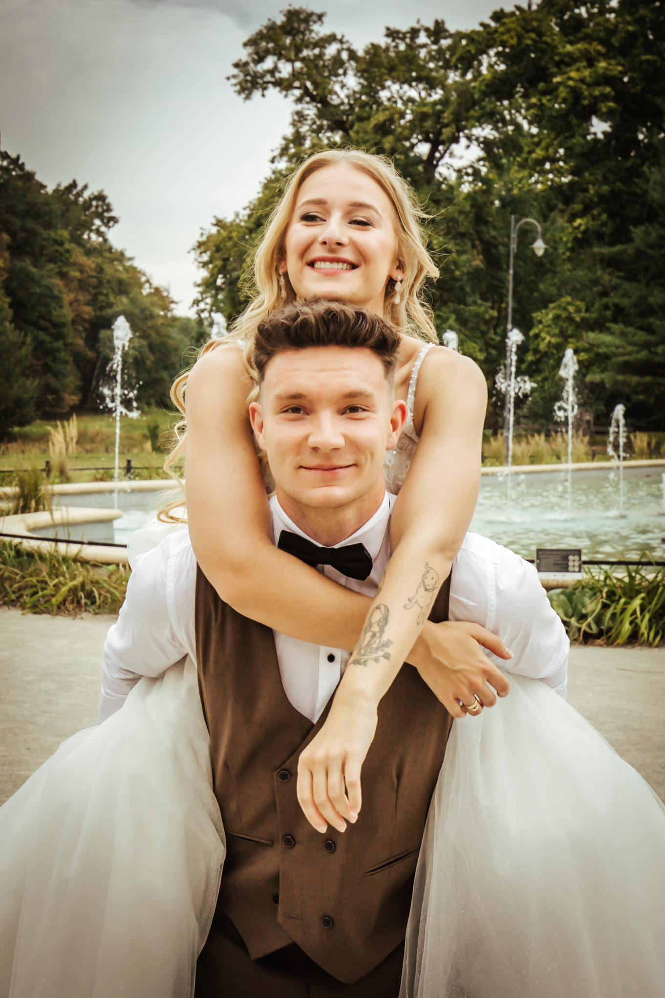 Szczęśliwa Para Młoda na sesji ślubnej w zamkowej scenerii 2025 