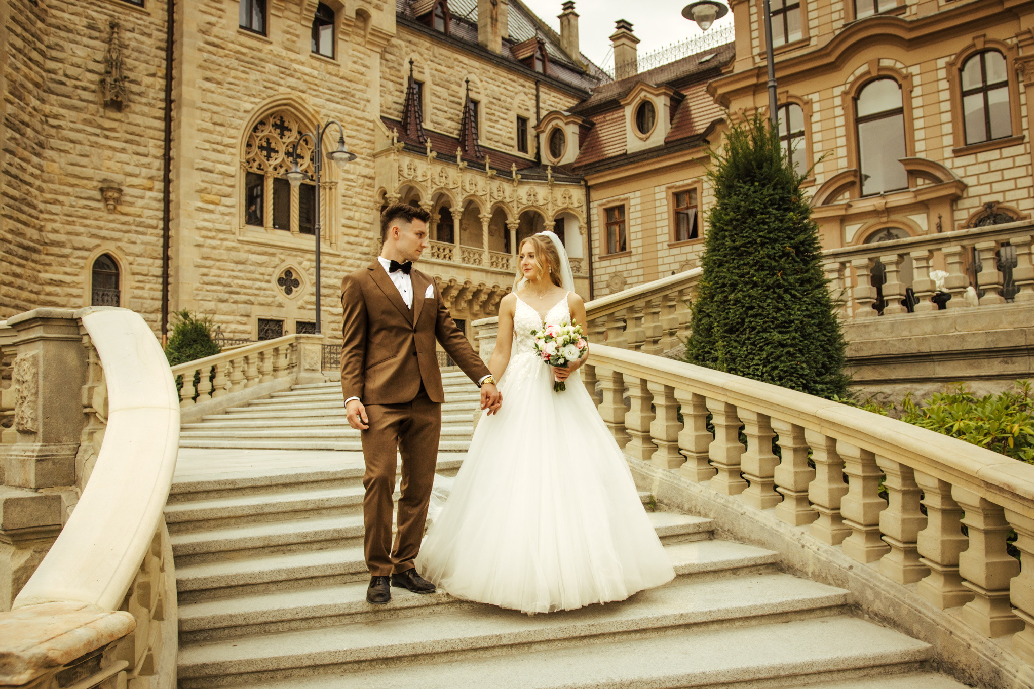 Para na tle zamkowej wieży – sesja poślubna w Mosznej