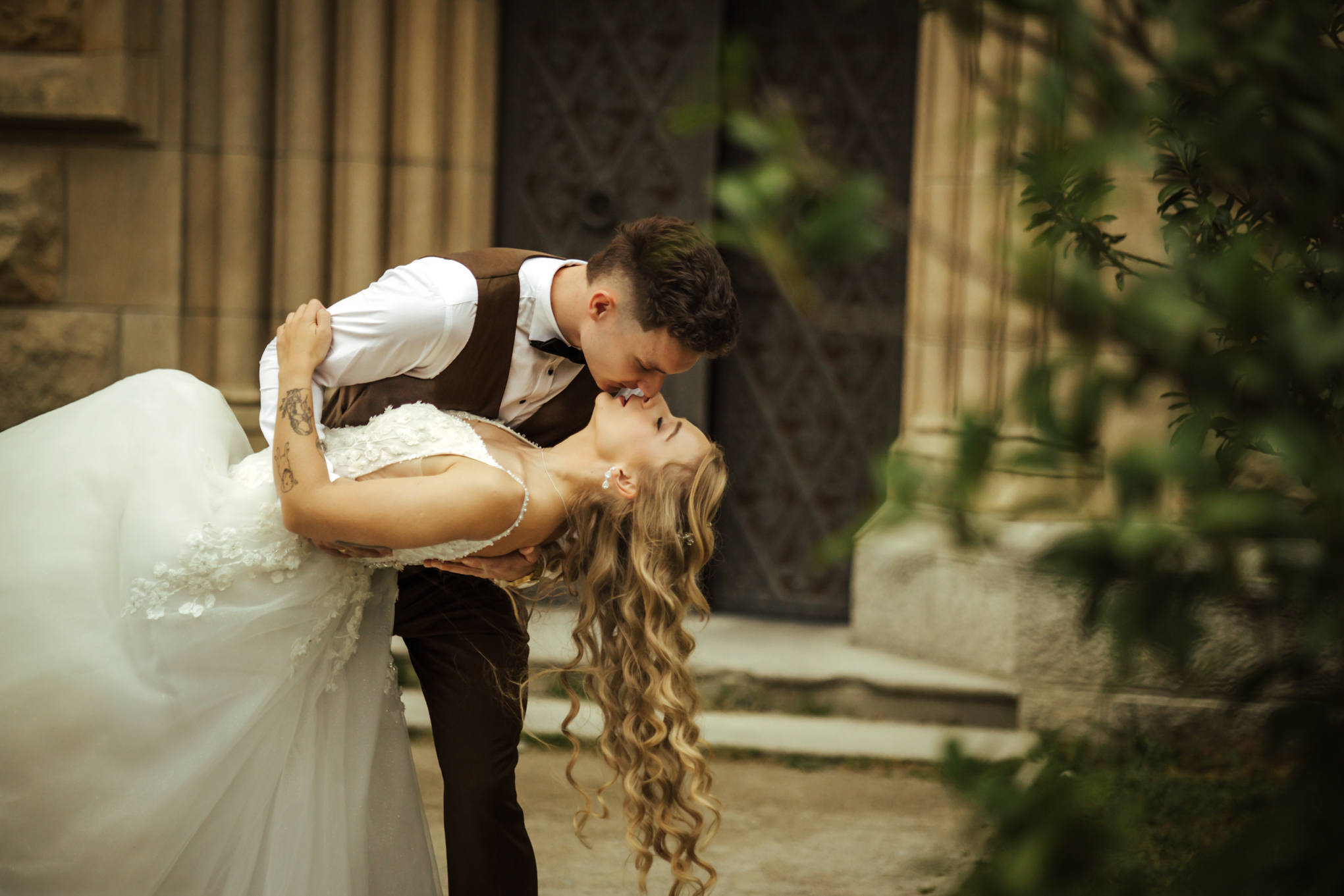 Namiętny pocałunek Patrycji i Bartka w Zamku Moszna