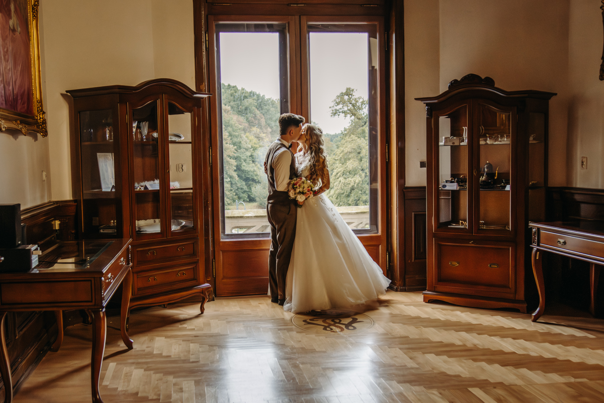 Pocałunek Patrycji i Bartka pod światło w klimatycznym Zamku Moszna 