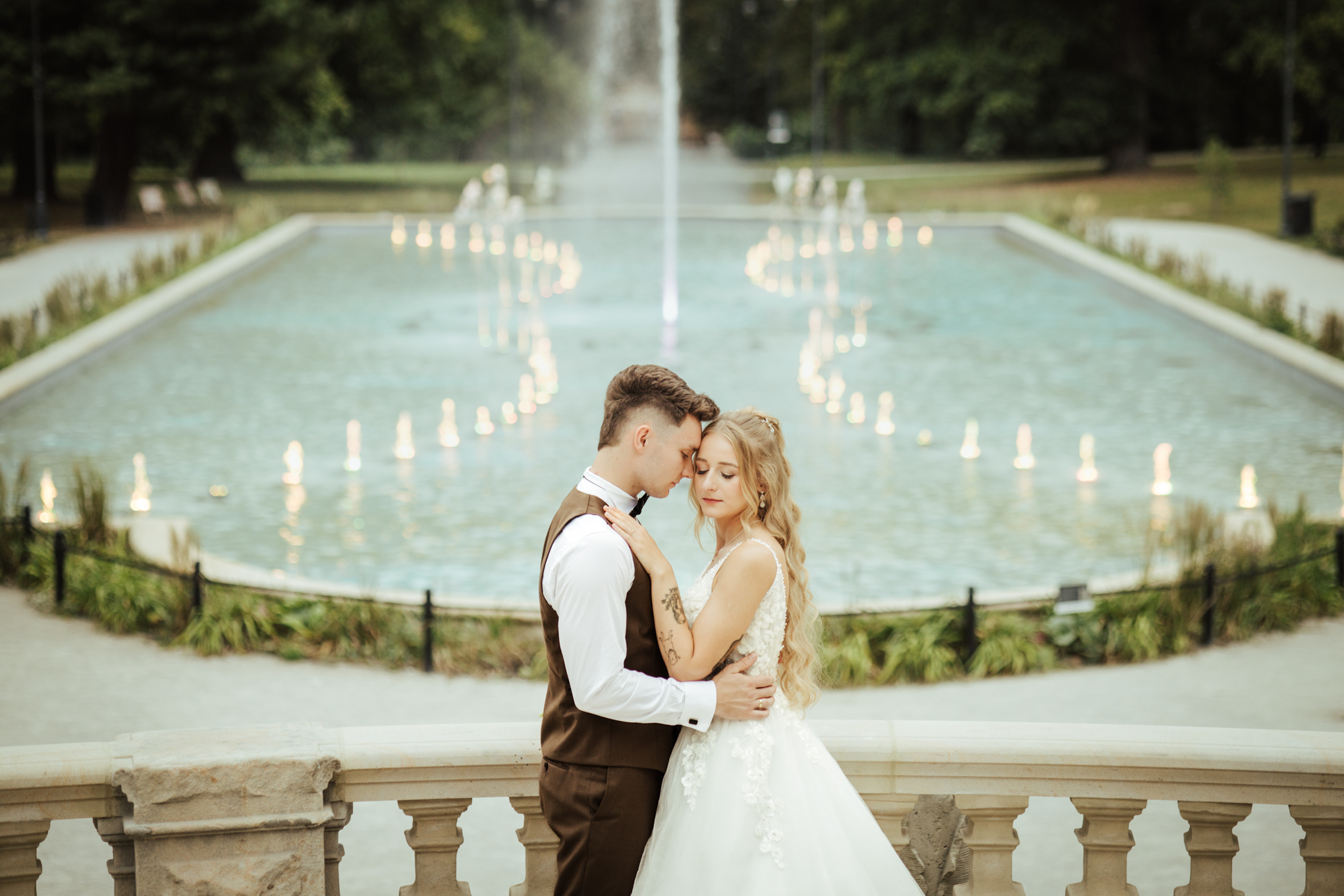 Patrycja i Bartek tulący się przy fontannie w Zamku Moszna podczas sesji poślubnej 2025