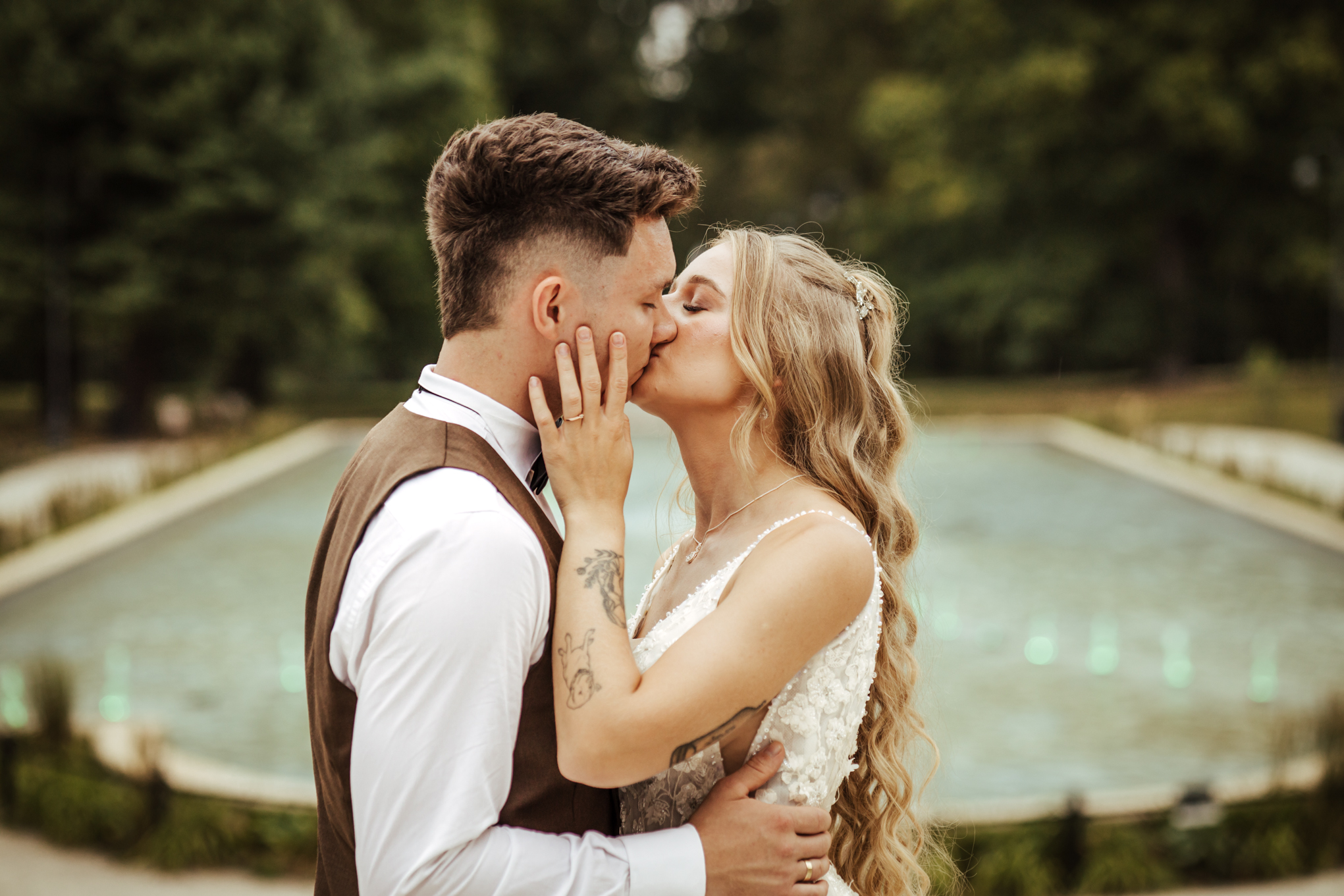 Patrycja i Bartek z Radwanic całujący się przy fontannie