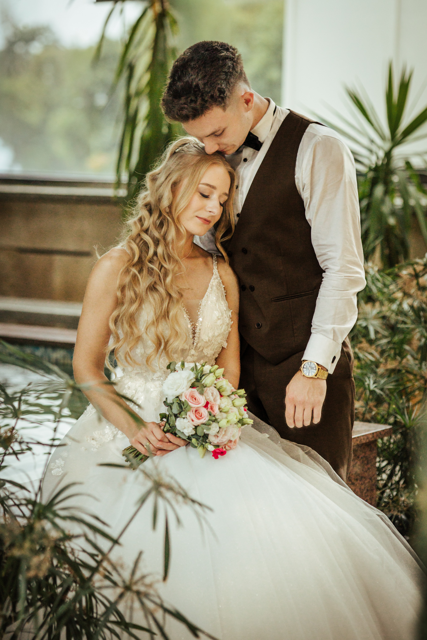 Przytuleni nowożeńcy Patrycja i Bartek w urokliwej zieleni Zamku 