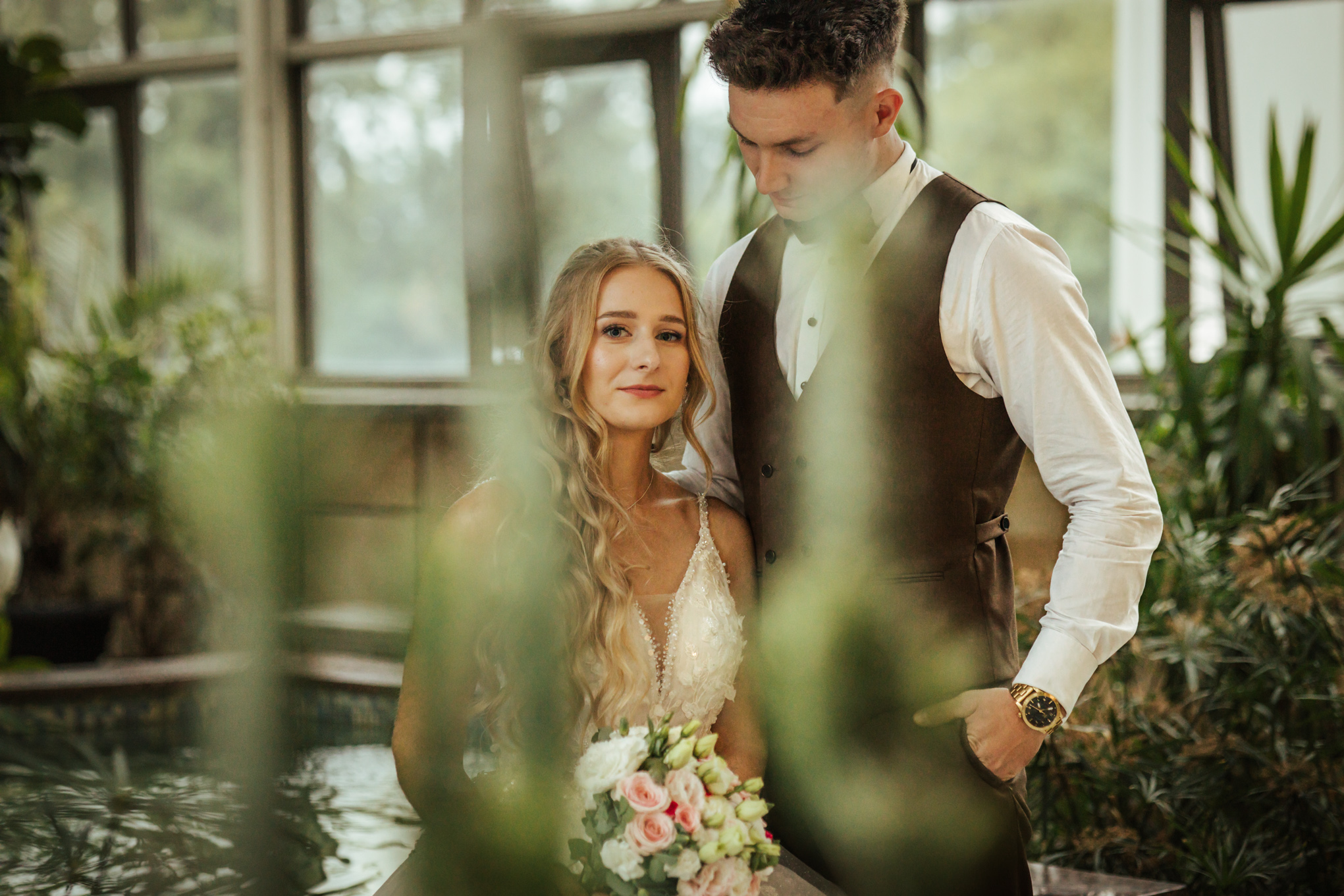 Nowożeńcy Patrycja i Bartek szczęśliwi w na sesji zdjęciowej w zamkowej oranżerii