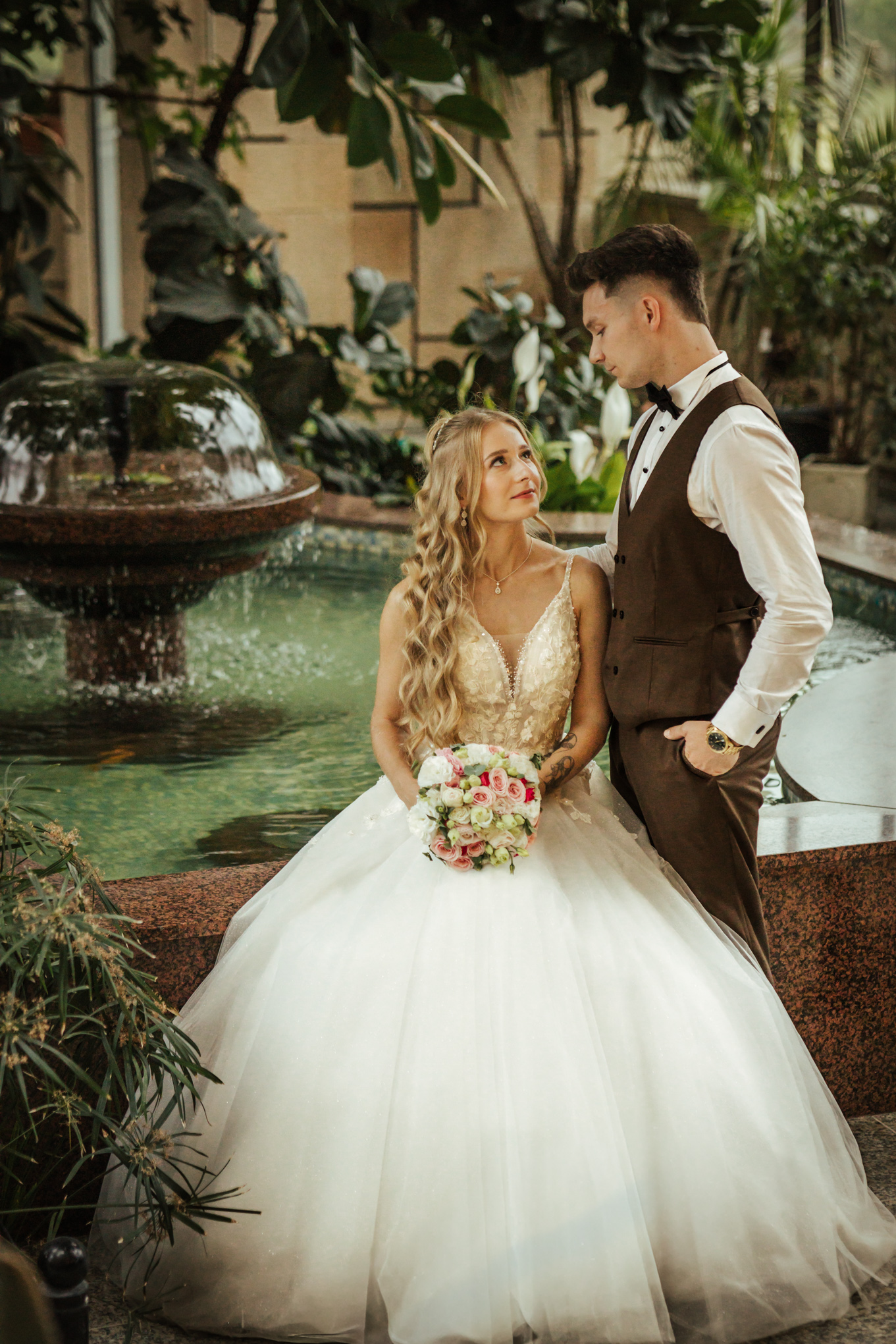 Patrycja i Bartek patrzą sobie głęboko w oczy w romantycznej scenerii oranżerii 2025