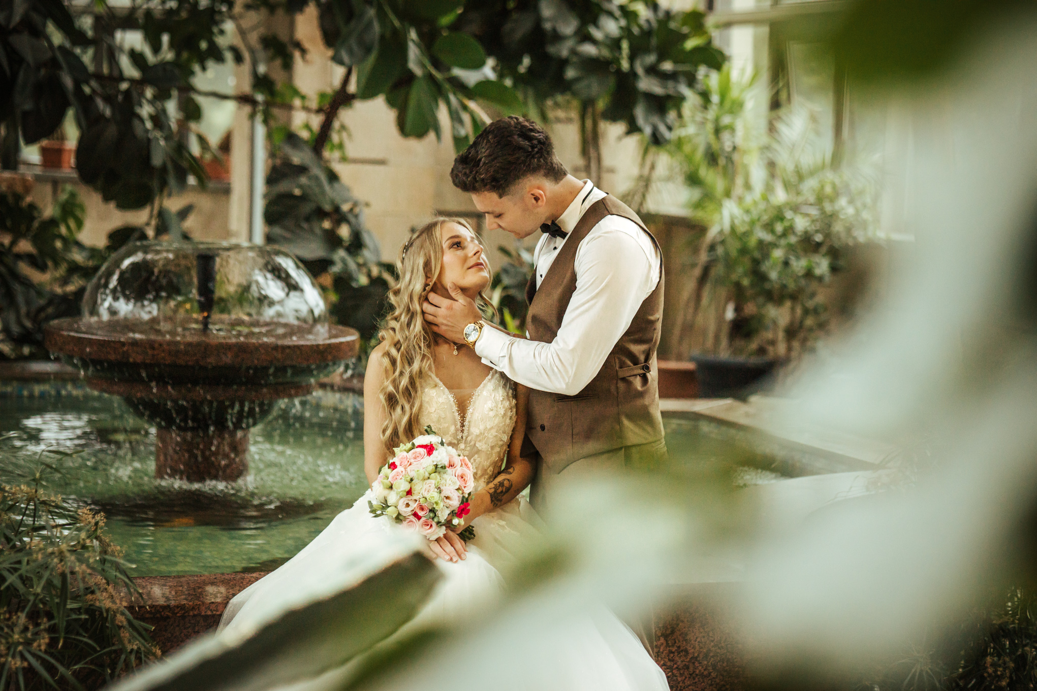 Bartek odgarnia włosy Patrycji na sesji poślubnej 2025