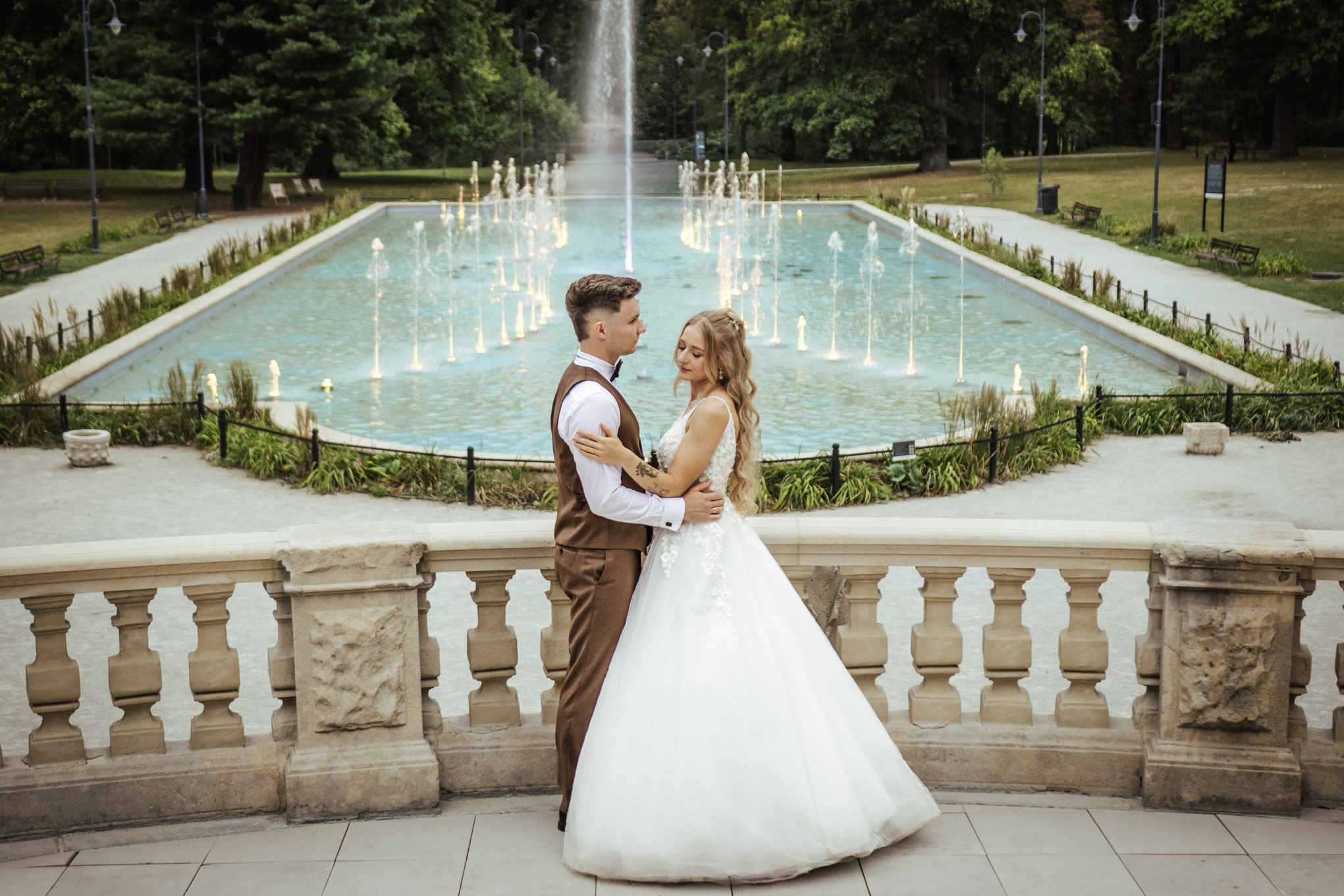 Plenerowa sesja ślubna Pary Młodej w Zamku Moszna fotografia ślubna Lubuskie Zielona Góra