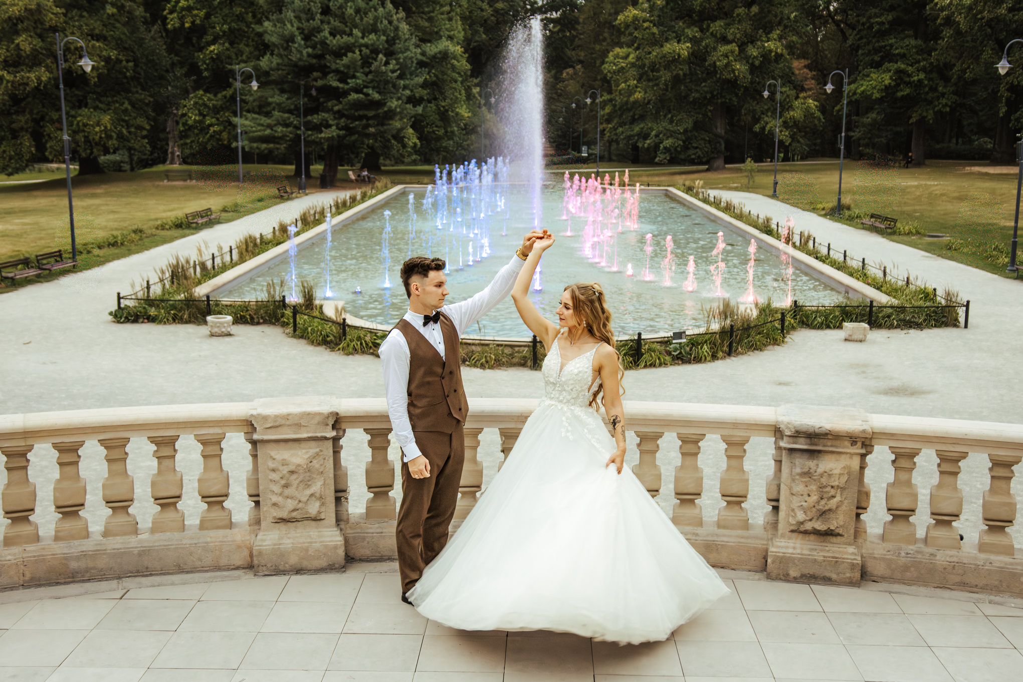 Tańcząca Para Młoda Patrycja i Bartek przy podświetlonej fontannie