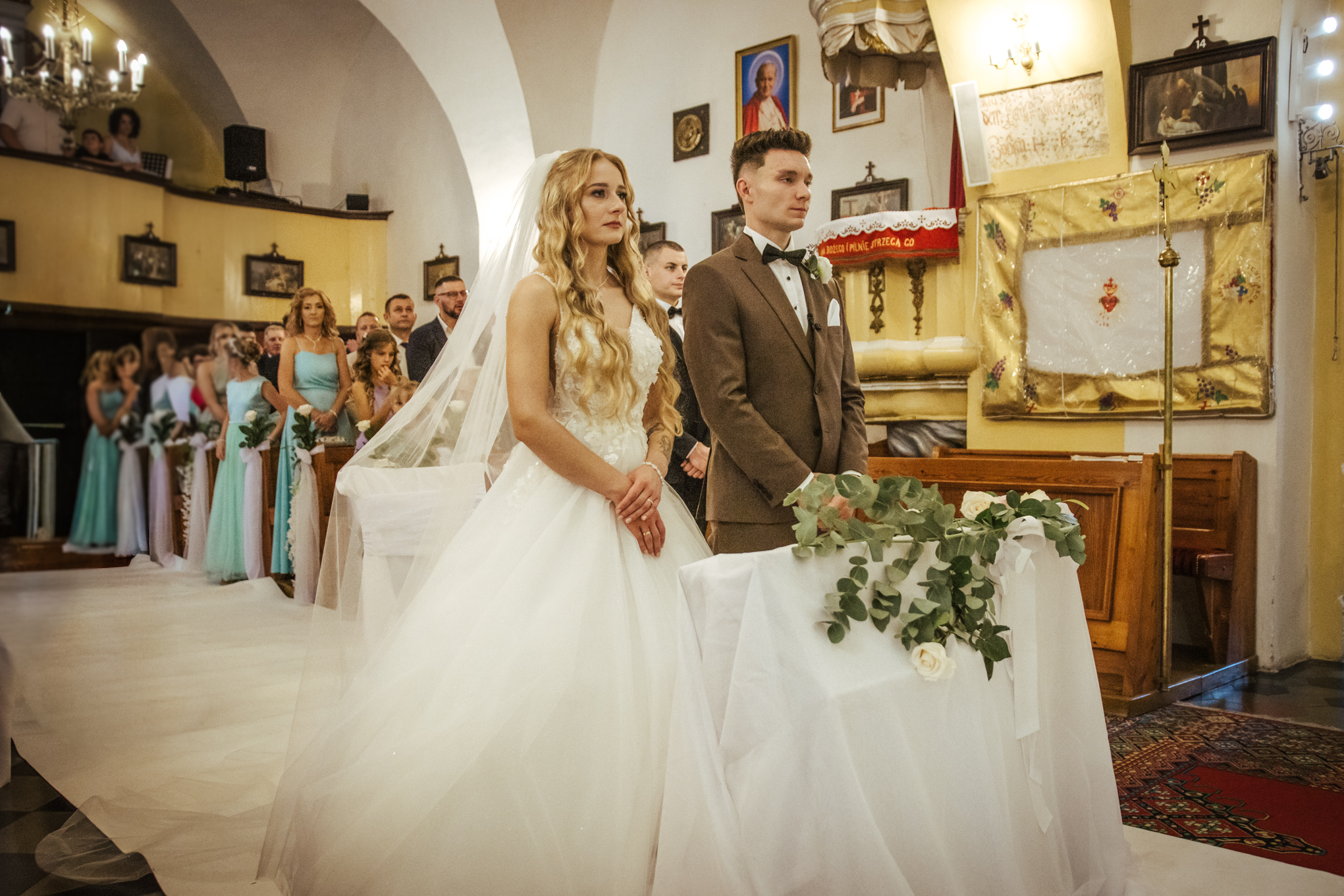 Patrycja i Bartek składający przysięgę w kościele w Radwanicach – wzruszający moment ślubu sierpień 2025