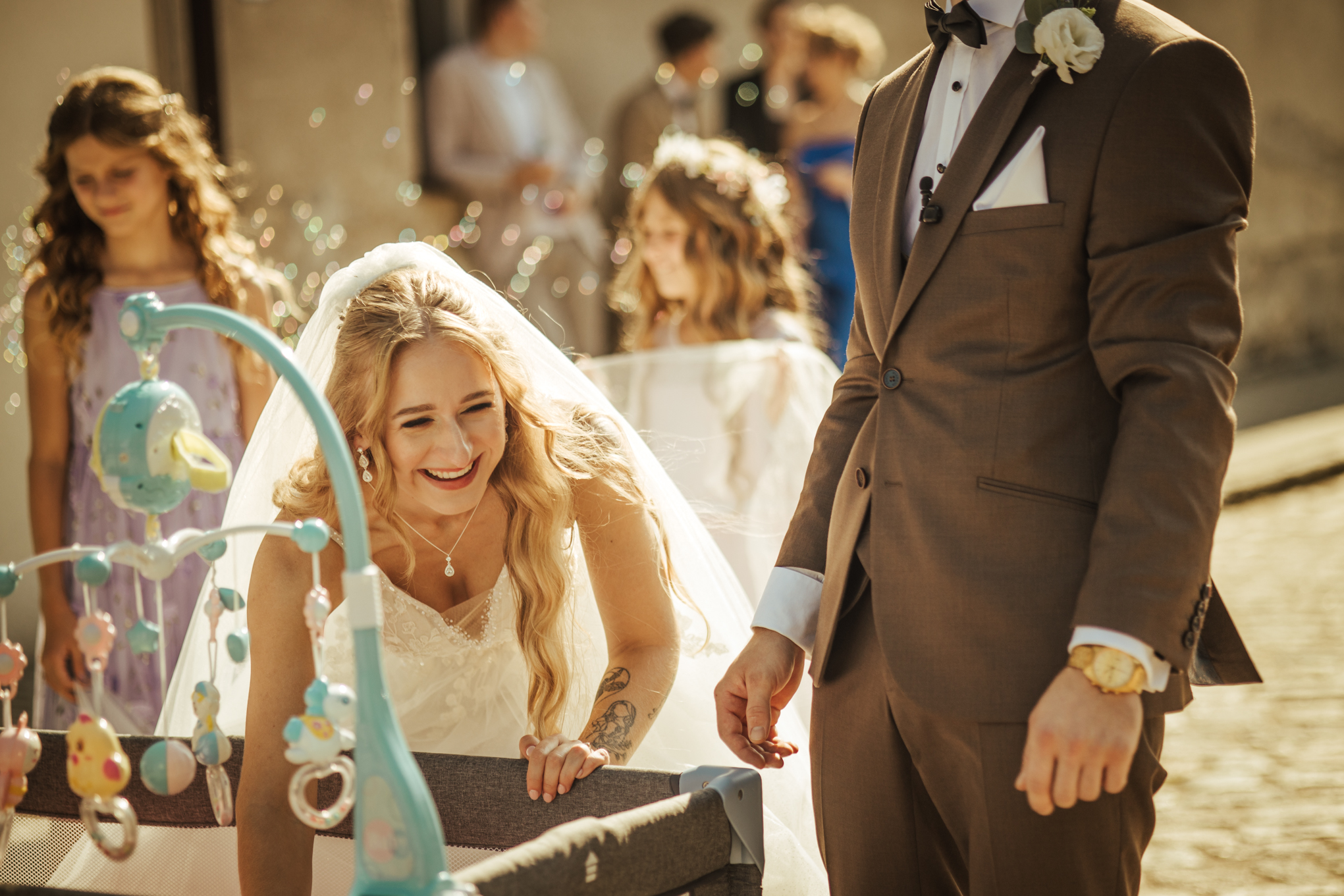 Orszak weselny witany bramą z bańkami i gośćmi – ślub Patrycji i Bartka, Radwanice