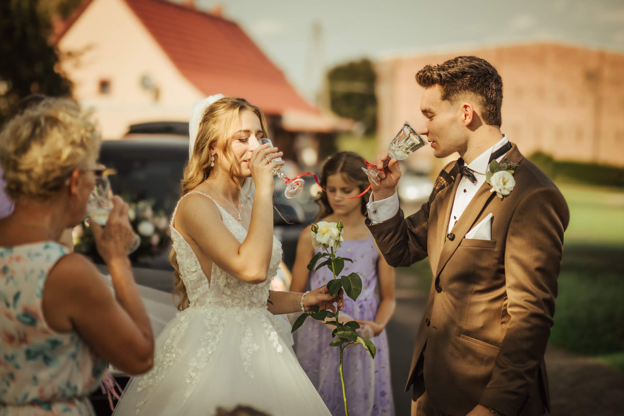 Goście z kwiatami i szampanem przy bramie weselnej – wesele Patrycji i Bartka koło Głogowa